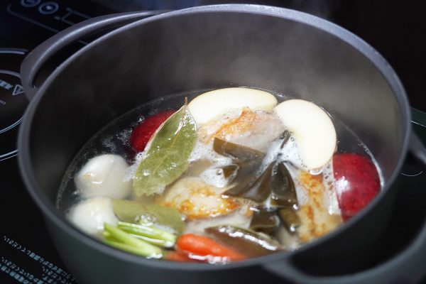 鶏モモ肉のソテー　林檎のスープ仕立て（薬膳レシピ）